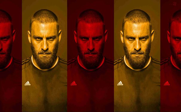 拿来吧你！柏林赫塔球员一把抢过对手教练给球员的战术小纸条